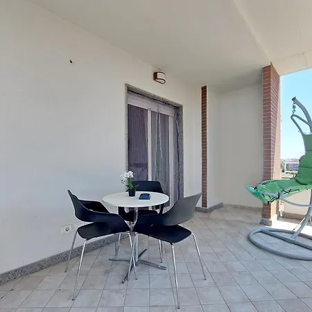 Comodo Con Terrazzo, Vicino Gemelli *