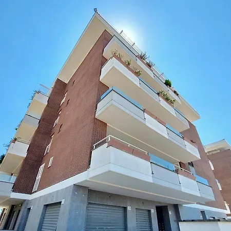 Comodo Con Terrazzo, Vicino Gemelli